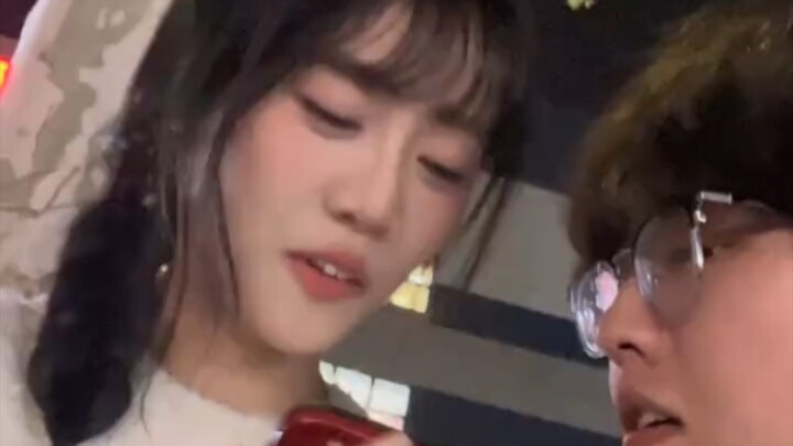 “เดี๋ยวนี้จูบกันแล้วต้องแลบลิ้นด้วยนะ”