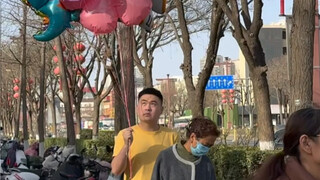 昨天我带着一大束气球，去幼儿园接女儿放学…