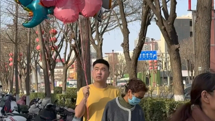 Yesterday, I took a big bunch of balloons to pick up my daughter from kindergarten...