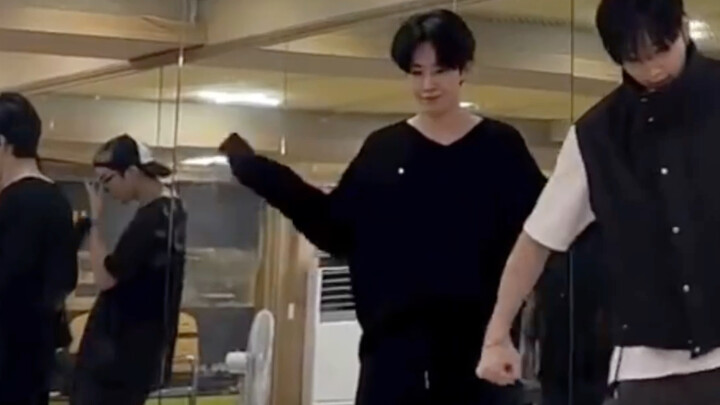 ปิ่งโจว/x.o.x ท้าเต้นไปด้วยถูพื้นไปด้วย คนยังดูดีมากเลย (จะกลายเป็นคนกระดาษจริงๆ แล้ว)