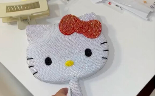 Iri nggak? Cermin Hello Kitty berkilau buatan tangan teman baik—sangat cantik!