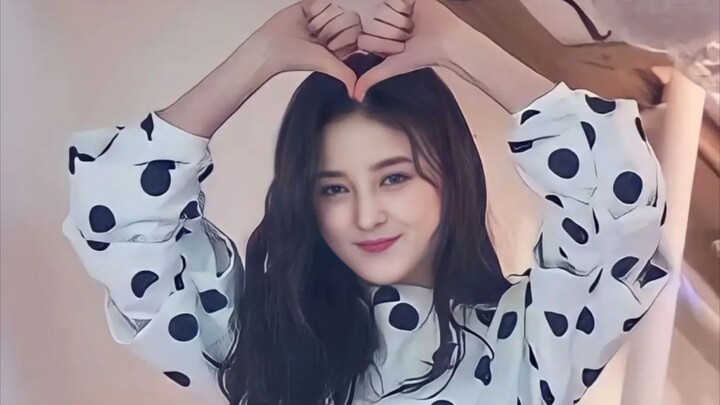 不仅身材火辣，眼神里还带了一把钩子，来自Nancy李承利的俯视
