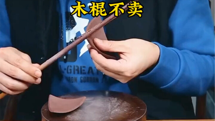 一位小伙特别着急，让我照着做一把一模一样的紫砂壶