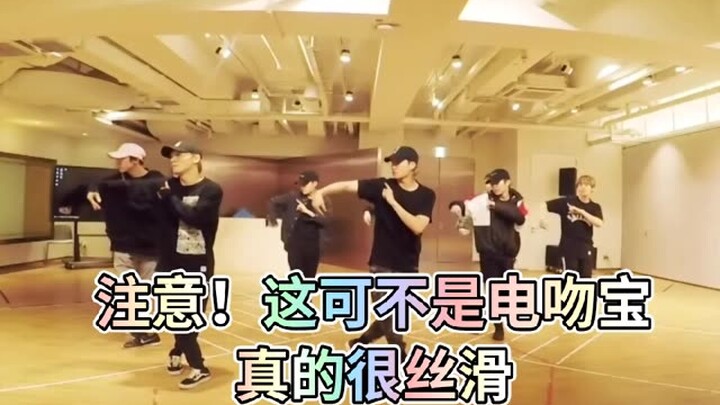 Ruang latihan EXO ini benar-benar luar biasa, kerapiannya sangat nyaman, pola gerakan ini sungguh me