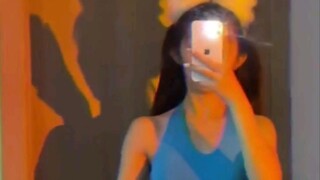 Koleksi gerakan memutar pinggul selebriti internet (rok lipit vertikal)