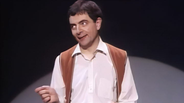 【Restorasi AI】Sangat mengagumkan! Mr. Bean menampilkan drum tanpa alat musik sungguhan