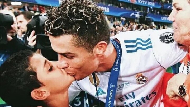 “I’ll always kiss you” — just your everyday dad who’s always after a peck! [Cristiano Ronaldo & Mini