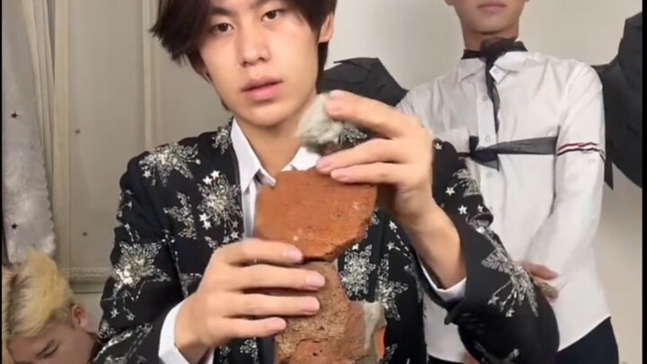 Jackson Yee Dry Cleaning imitates Jackson Yee stacking stones