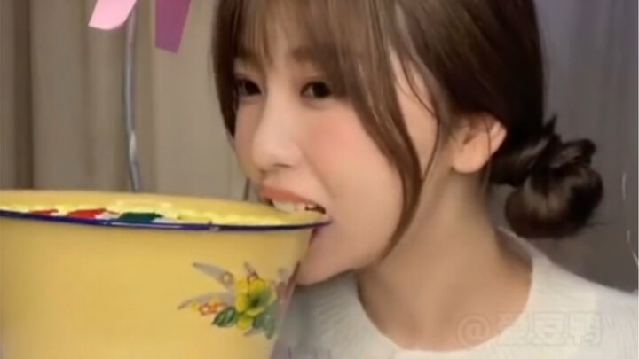 【Yu Shuxin: Biar aku coba kue fondant ini】