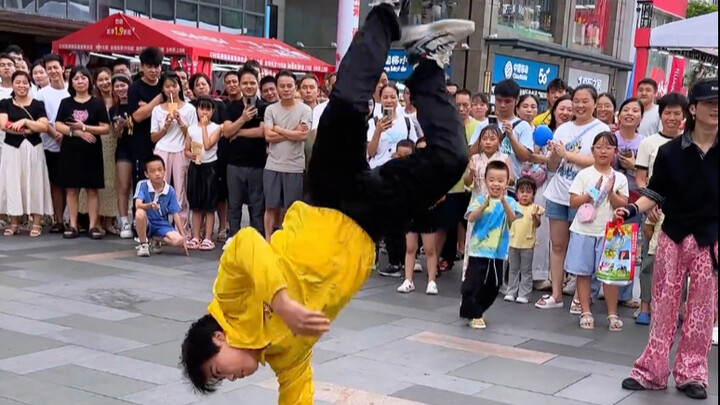 The young man was dancing street dance outdoors, his movements were amazing!
