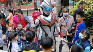 [Ultraman Tiga] ใส่ Tiga ตัวร้ายไปรับน้องหลังเลิกเรียนแล้วไง?