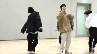 【徐明浩】几个人一起跳，但是就是莫名的被你吸引，观赏性特别好