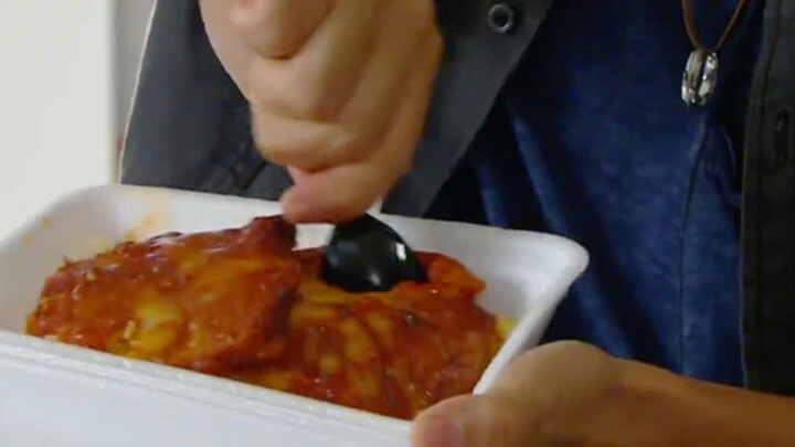 Kamu makan donburi dengan sendok, pernah masuk penjara ya?