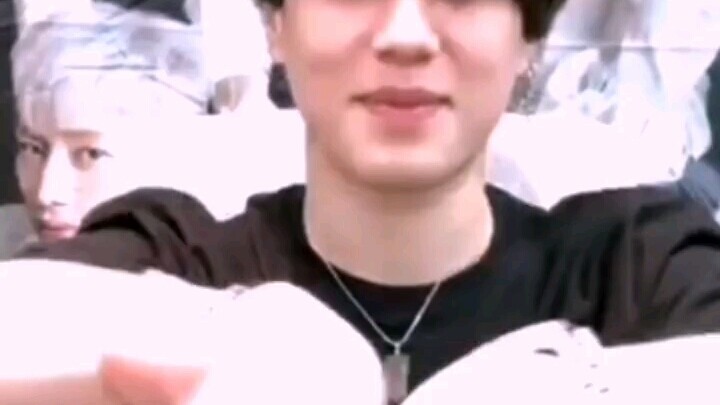 Kim Yugyeom belajar gerakan tangan goyang bunga, setelah bahasa Timur Laut kini belajar satu keteram