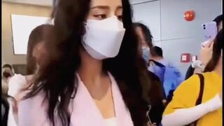 粉丝摔倒了，想被你扶但怕你又被黑，看到我们被摔倒她怎么可能不会担心迪丽热巴迪丽热巴金鹰女神战服现身进博会