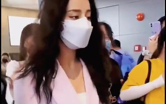 Một người hâm mộ đã ngã xuống và muốn được bạn giúp đỡ nhưng lại sợ bạn sẽ bị hack lần nữa khi nhìn 