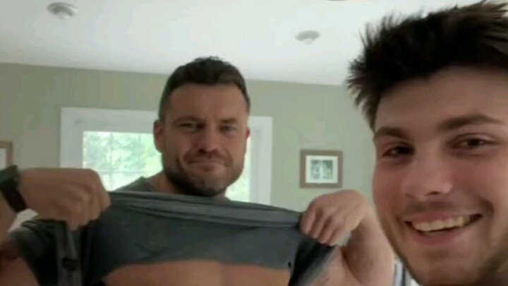 Father-son duo—some people say the older brother’s “Daddy” is a chubby guy 🤭