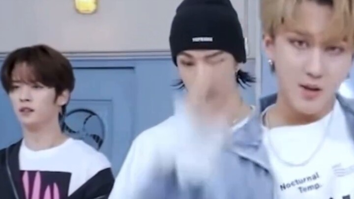 The goal of the sports boy is to burn the other side of the earth. Boxer dance version of Huang Xuan