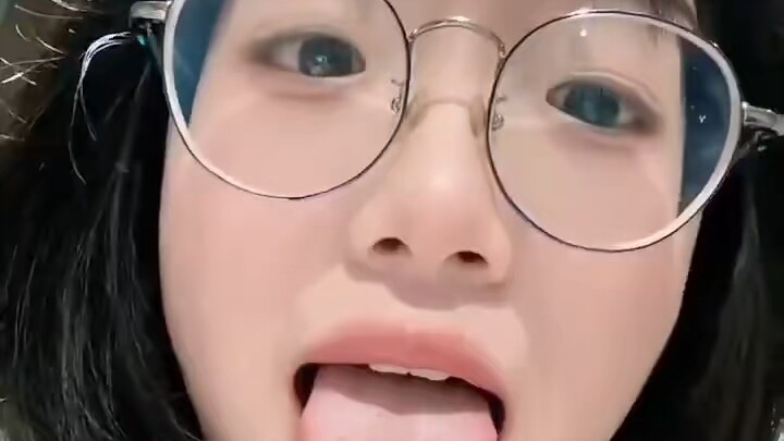 做鬼脸逗逗你