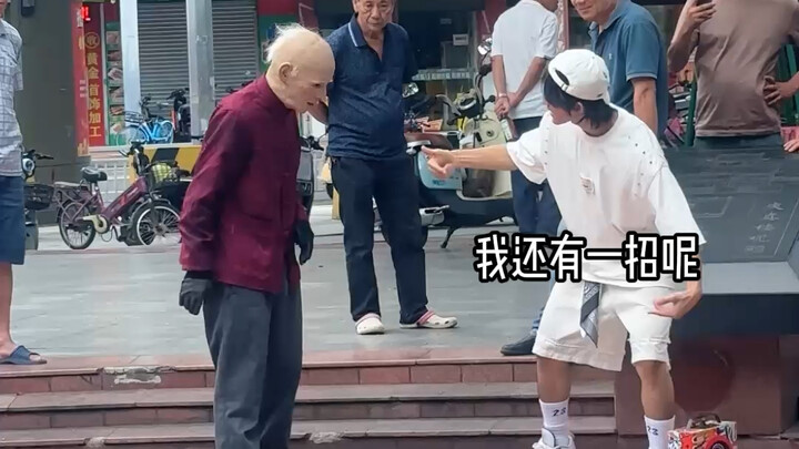 ซ้อมเต้นเผลอชนคุณลุงจนล้ม แต่สุดท้ายกลับไม่คาดคิดว่า…