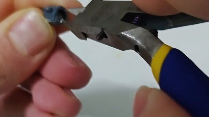 What should I do if the Modong Core Modeling Hand is broken and the ball lock cannot be taken out?