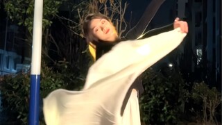 枕着光的她