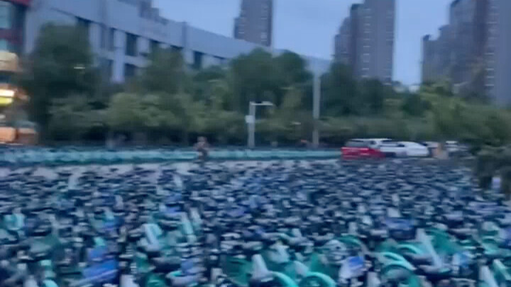 Rapat pake sepeda, apa-apaan ini?