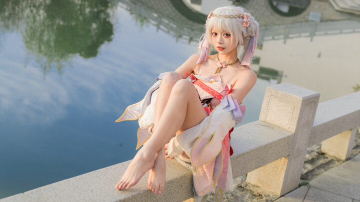 So cute… Who could possibly say no to a white-haired, twin-tailed girl?