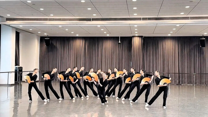 “Mabuk Angin Musim Semi” versi ruang kelas 15 orang, sutradara dan penata koreografi: Guo Jie, Tang 