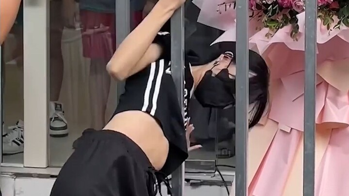 挤过这条铁栏杆，赢得全新iPhone！你想试试吗？