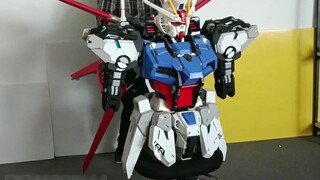 Patung 1/10 Strike Gundam buatan sendiri