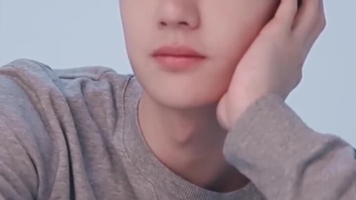 Wang Yibo | Wajah Tampak Jelas di Layar Vertikal