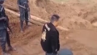 كان أحد الزعماء الصينيين يُبجّل أسلافه في أفريقيا. ظنّ من لم يعلموا أنه سيُقتل رمياً بالرصاص.
