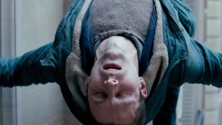 He Hangs Himself Up With A Rope To Stay Alive From The Zombie Invasion Movie Recaps Bilibili