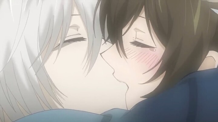 The scene of Nanami and Tomoe passionately kissing『Kamisama Hajimemashita: Kako-hen』