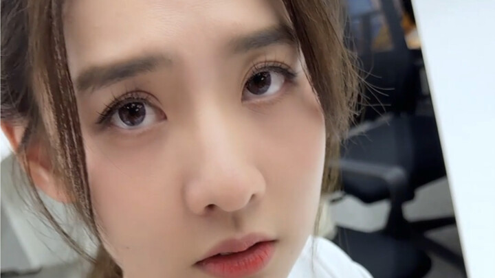 Dường như các đồng nghiệp nữ đều thích ngồi cạnh tôi.