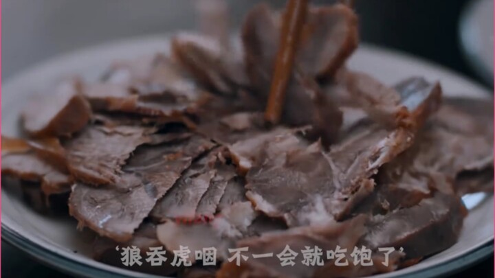 طبق واحد من نودلز الصلصة المقلية عالج خجل التلميذ على المسرح!