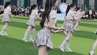 大学操场舞蹈表演