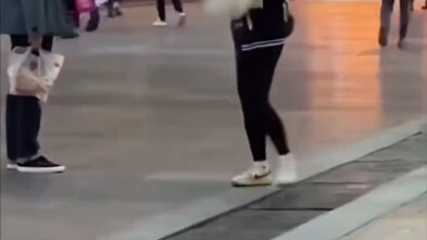 หญิงสาวผู้อ่อนแอดึงถอนสุนัขซาโอมีกลับ