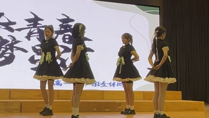 นักเรียนมัธยมปลายร้องเพลง "Thousand Lanterns" ของ Sing Girl Group ที่งานเทศกาลศิลปะ (เนื่องจากวิดีโอ