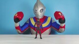 The real Ultraman is eating pears, Bellia calls and threatens Ultraman to give the toy, Ultraman is 