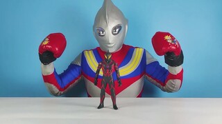 The real Ultraman is eating pears, Bellia calls and threatens Ultraman to give the toy, Ultraman is 