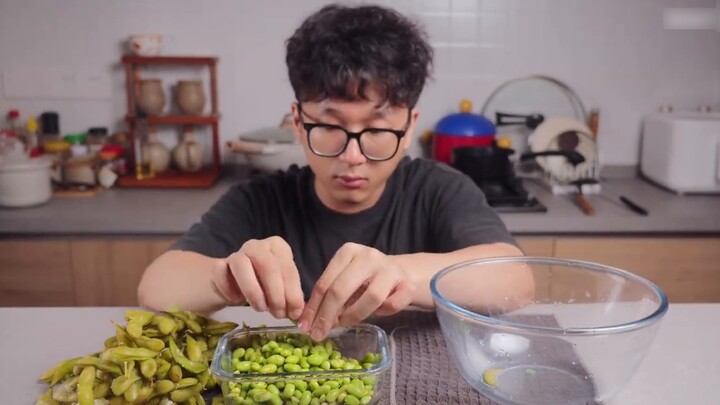 Gojo Satoru menyukai Kikufu. Cuaca ini sangat cocok untuk membuat makanan ketan.