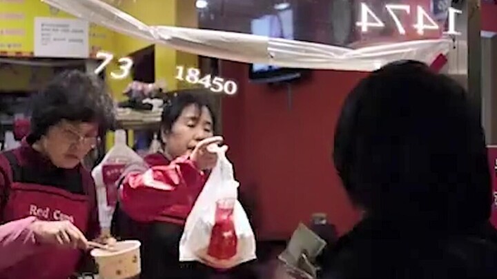 رأى الرجل رقمًا على رأس كل شخص، وهو ما يمثل رصيد كل شخص.
