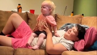 “非得和哥哥坐在一起”……