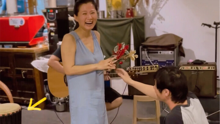 Video of being proposed to at the age of 38/Marrying late, marrying for love/Natural and simple cere