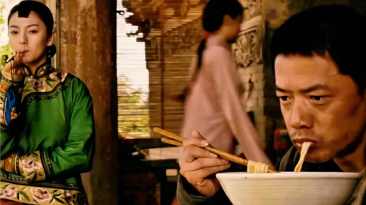 A man caught the younger mistress’s eye simply because he devoured oil-splashed noodles with incredi