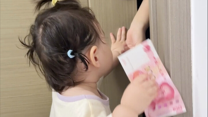 Dehua takes care of the baby and pays for the goods on one hand. Hahaha, what wakes up Dehua every d