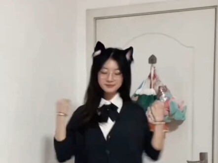 Chậm hơn D một bước