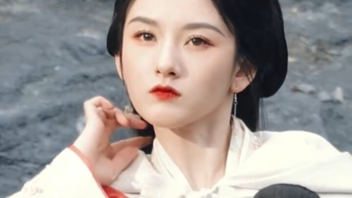 Khoảnh khắc đáng yêu ngoài màn ảnh: Cặp mắt này nhìn bạn thế kia, sao mà không xao xuyến chứ? [Tống 